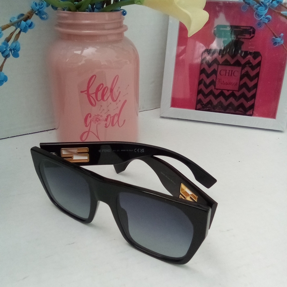 Fendi Sunglasses FE40124i 01B 54 21 145 Black with Gold Accent main image 5